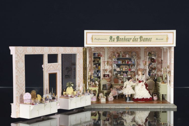 Denyse Denisselle (1920-2019), Au Bonheur des Dames, Diorama miniature, Technique mixte Hauteur : 34 cm Largeur : 40 cm Profondeur : 32 cm