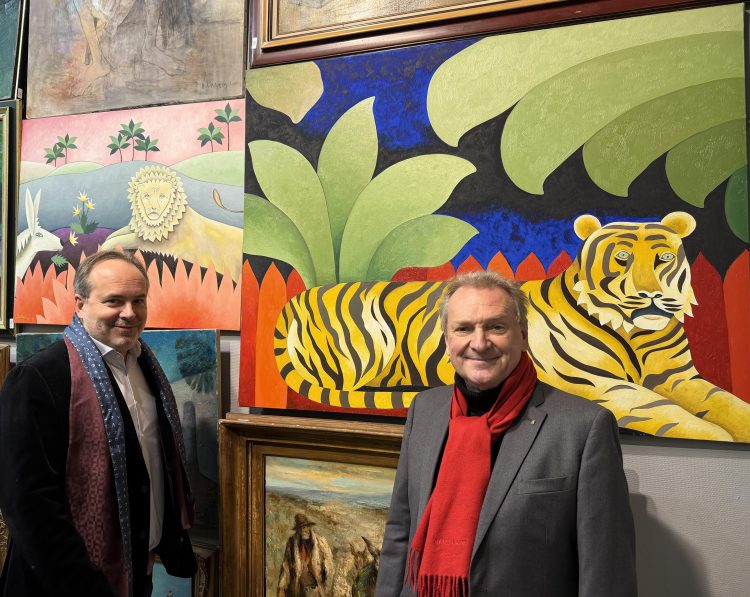 De gauche à droite, le commissaire-priseur Nicolas Debussy et l'expert Marc Briat devant les deux tableau de Willy Aractingi