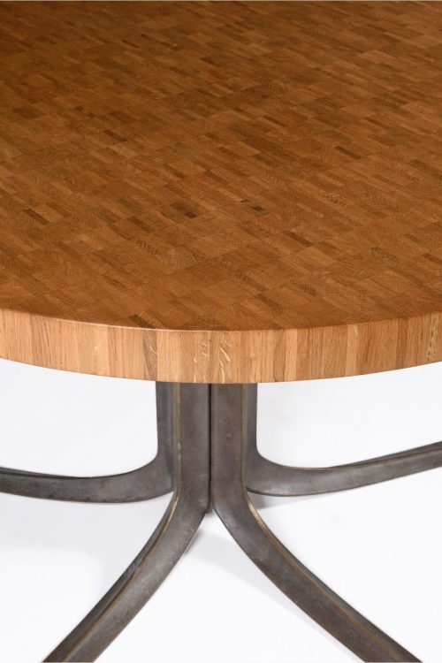 Jules Wabbes (1919-1974) Table - guéridon Bois debout de chêne et bronze brut patiné Modèle créé en 1966 H 76,5ר122,5cm