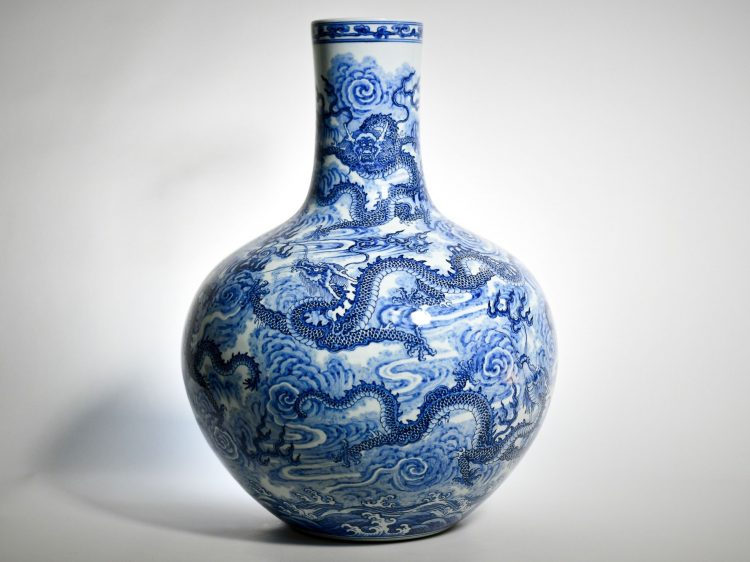 Vase en porcelaine, marque et époque Qianlong (1736–1795), De forme bouteille dite tianqiuping, porcelaine. Adjugé 2 106 000 euros (avec frais) par Cannes Enchères le 13 juin 2023 à Cannes. Expert : non précisé.