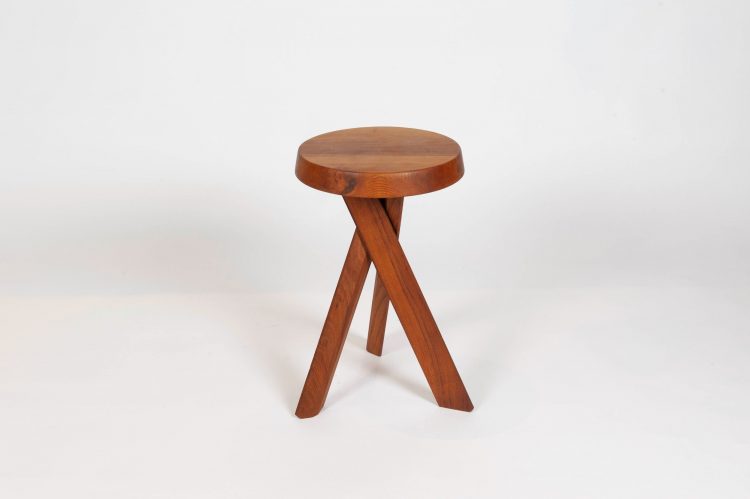 PIERRE CHAPO (1927-1987), « S31 B », Tabouret, l’assise ronde, posant sur trois pieds en faisceau en orme. Modèle conçu vers 1974. Modèle S31B – taille « pour plan de travail ». Quelques usures. Provenance : Par succession, ensemble du mobilier composant une belle demeure d’Ile de France. H : 45 D : 33 cm