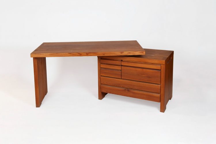 PIERRE CHAPO (1927-1987), « B19 E », Bureau commode ouvrant par sept tiroirs en orme. Légères tâches sur le plateau. Provenance : Par succession, ensemble du mobilier composant une belle demeure d’Ile de France. H : 74 L : 140 P : 70 + L : 90 P : 53 cm