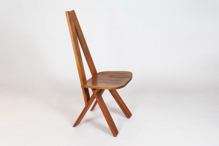 PIERRE CHAPO (1927-1987), « S45 », Chaise en orme. Modèle conçu vers 1975. « CHLACC », selon le nom du procédé breveté pour la fabrication des meubles du même type. La S 45 est composée de nombreuses petites sections de bois aboutées et collées les unes aux autres. Ce procédé permet de concevoir une structure fine et légère, aux lignes élancées. Onze points d’assemblage joignent entre elles les sept sections qui composent la chaise. Provenance : Par succession, ensemble du mobilier composant une belle demeure d’Ile de France. H : 105 L : 45 P : 48 cm