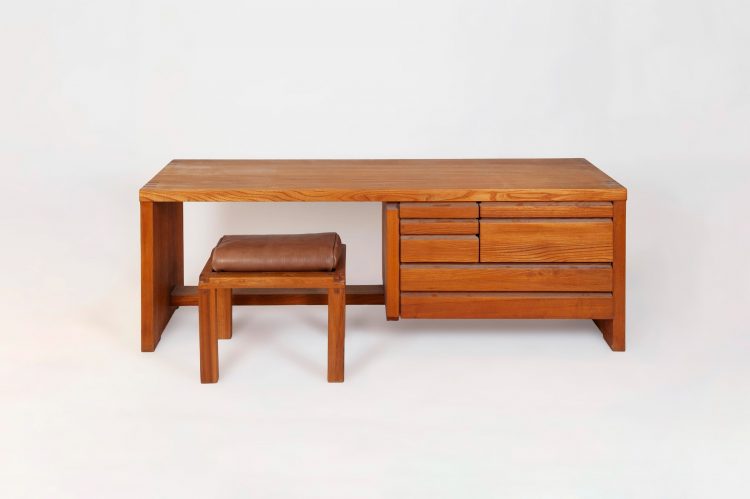 PIERRE CHAPO (1927-1987), « S06 Y » & « R05A », Ensemble comprenant une coiffeuse formant bureau et son tabouret en orme. Etat d’usage, légères usures au cuir. Provenance : Par succession, ensemble du mobilier composant une belle demeure d’Ile de France. H : 63 L : 183 P : 53 cm H : 38 L : 50 P : 35 cm