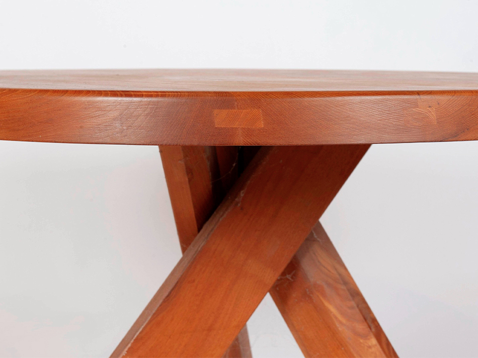 PIERRE CHAPO (1927-1987), « T21 A », Table en orme sur piètement tripode et plateau de section ronde. Modèle conçu pour cinq-six couverts, dit « table Sfax ». Modèle conçu en 1973. Etat d’usage, légères traces sur les pieds. Provenance : Par succession, ensemble du mobilier composant une belle demeure d’Ile de France. H : 73 D : 96 cm