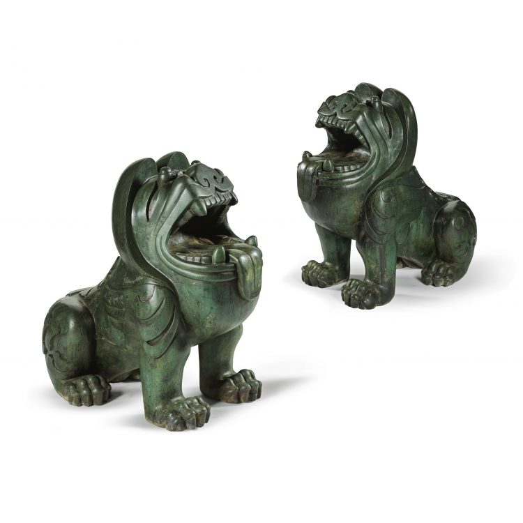 Paire de chimères, époque Qianlong (1736–1795), Bronze massif. Adjugées 4 065 600 euros (avec frais) par Bonhams Cornette de Saint Cyr le 11 juin 2023 à Paris. Expert : non précisé.