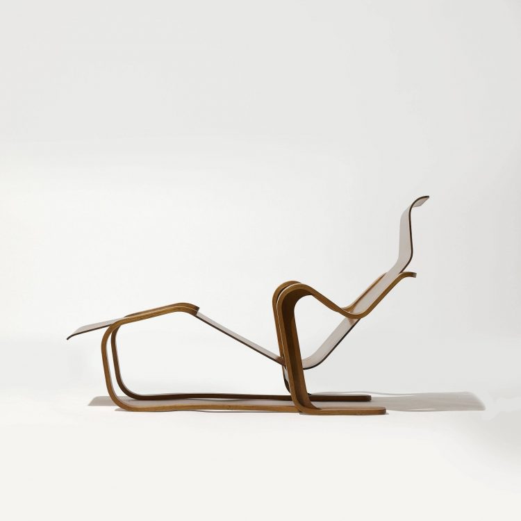 Marcel BREUER Chaise longue « Isokon » – circa 1935 Bouleau lamellé-collé cintré et moulé Isokon éditeur Étiquette de l’éditeur sur la traverse 77 × 132,5 × 62 cm
