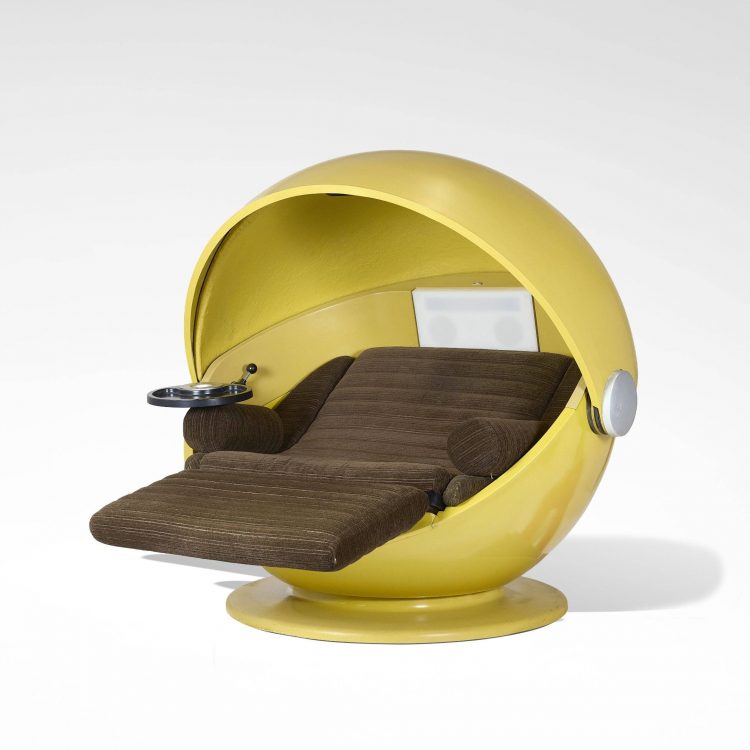 Herbert Selldorf & Günter Ferdinand RIS (1929-2012 & 1928-2005) Fauteuil Sunball – 1969 Structure en fibre de verre laqué jaune, métal, méthacrylate, tablette orientable en PVC, coussins recouverts