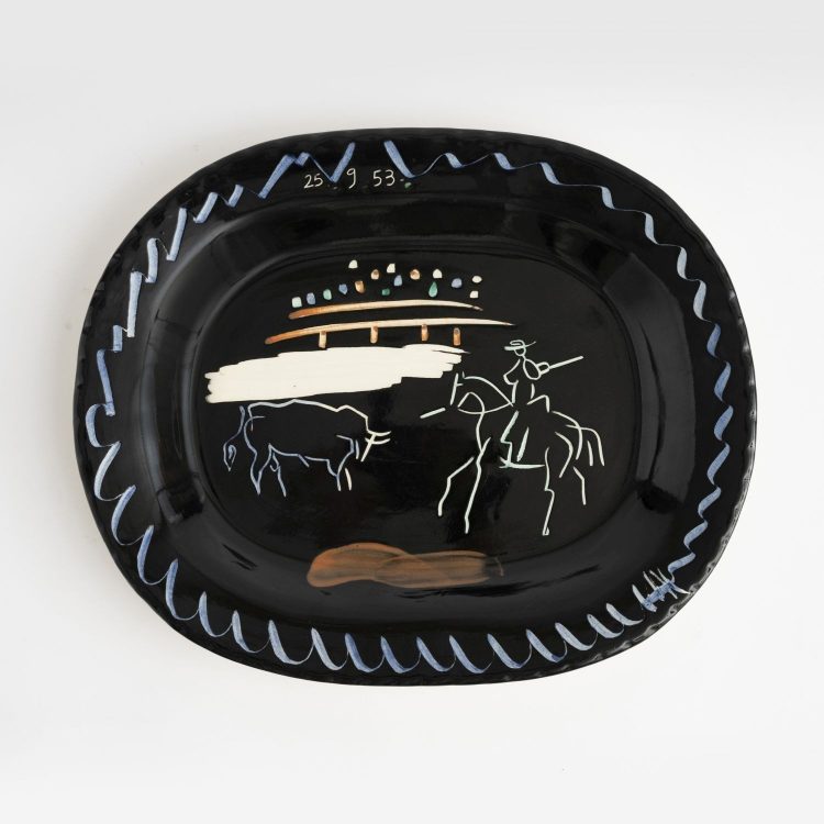 PABLO PICASSO (1881-1973) CORRIDA SUR FOND NOIR A.R. 198 Plat rectangulaire en terre de faïence blanche, à décor incisé et émaillé, se détachant sur un fond noir. Date de création du modèle gravée sur le marli. Cachets "Madoura plein feu" et "Edition Picasso" estampés au revers. Le modèle réalisé en 1953, le 25 septembre. Cette œuvre fait partie d'une édition de 500 exemplaires. Long. 39 cm - Larg. 32 cm
