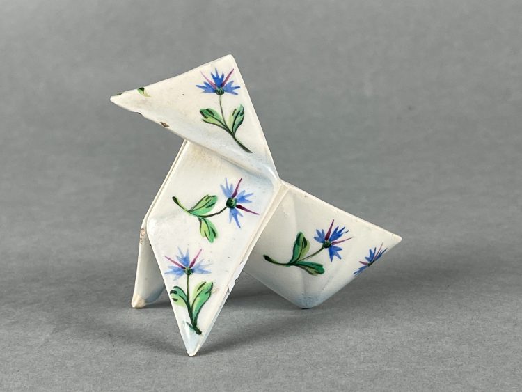 Emile GALLE (Lorraine). Petite cocotte en faïence émaillée polychrome, à l’imitation de l’origami, à décor de barbeaux. Vers 1877-1884. Signature manuscrite « Gallé/croix de Lorraine/Nancy déposé » en noir. 9 x 5 x haut. 8 cm. Petits accidents. Provenance : collection Geneviève Aubry (1948-2025), Rosières-aux-Salines.