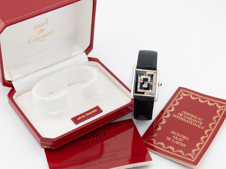Montre Cartier, Tank must édition limitée à 1000 exemplaires, réf : 1616, vers 1990, boîtier rectangulaire en argent 925, mouvement quartz, Set : full set. Estimation : 4 000 euros - 6 000 euros.