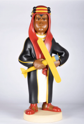 HERGÉ, Georges Remi dit (1907-1983) Statue d'Abdallah avec son avion jaune par Jean-Marie Pigeon. 84 cm de hauteur (socle inclus), résine polychrome. L'édition était initialement prévue en tirage limité à 48 exemplaires, mais ce chiffre n'a jamais été atteint, loin de là — l'édition a été arrêtée en décembre 1996. Exemplaire en parfait état, accompagné de son certificat d'origine.