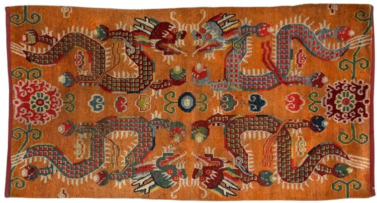 Tapis, Tibet, Laine, 162 x 86 cm, Décor de quatre dragons poursuivant la perle sur fond orange. Usures petits accidents. Estimation : 300 euros - 500 euros