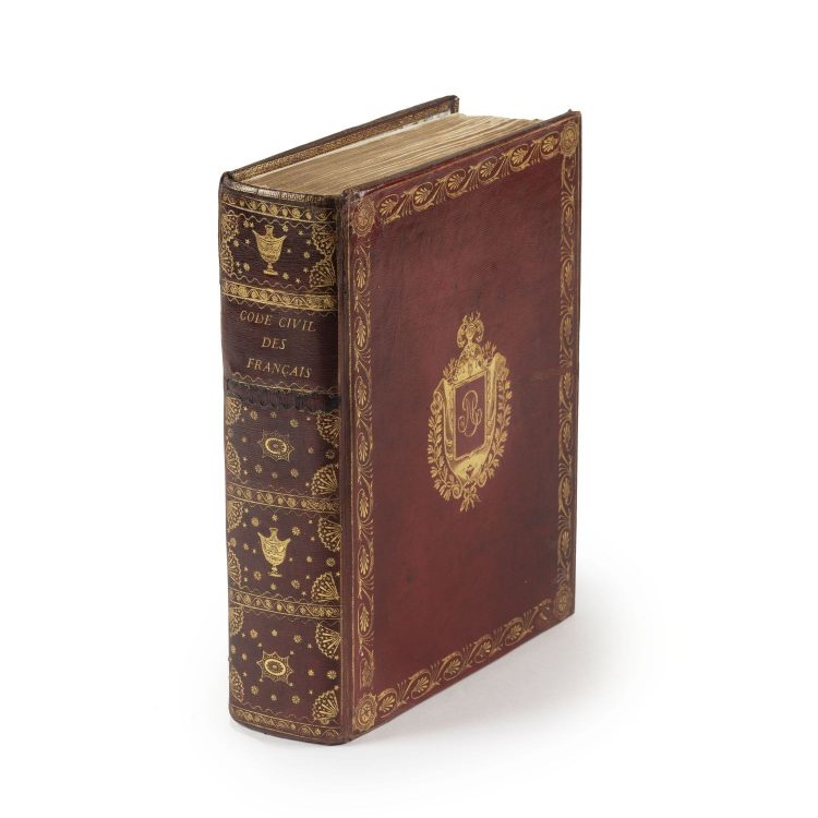 Code civil des Français. Édition originale et seule officielle. Paris, Imprimerie de la République, 1804. In-4, maroquin à long grain rouge, roulette de palmes en encadrement, disque rayonnant aux angles, grand écusson central portant le chiffre NB, dos lisse orné d’une alternance d’urnes à l’antique et ovales dentelés, et de petits éventails dans les angles, sur les coupes et dans l’encadrement intérieure, frise de grecques, tranches dorées. Estimation : 100 000 - 200 000 euros. Vendu : 395 000€ (avec frais)