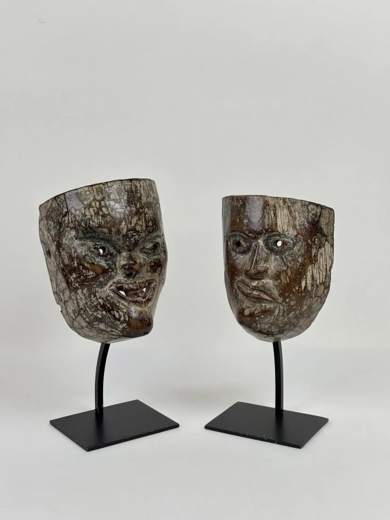 Paire de masques Népal Bois. H. 24 et 22 cm