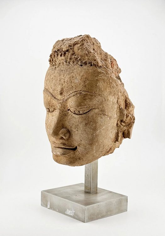 Tête de Buddha Thaïlande circa VIIe- IXe siècle Stuc, H : 23 cm. Estimation : 4 000 euros - 6000 euros.