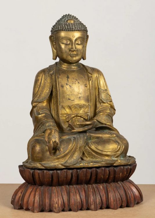 Sculpture figurant Bouddha Bhaisajyaguru en bronze ciselé et doré. Chine, dynastie Ming, XVIe-XVIIe siècle. Estimation : 40 000 euros – 60 000 euros