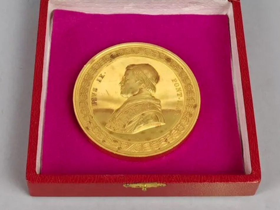 Médaille non portable créée en 1852 pour être offerte par Pie IX, aux membres du corps diplomatique l'ayant accompagnés dans son exil à Gaète après l'instauration de la République romaine, en novembre 1848.