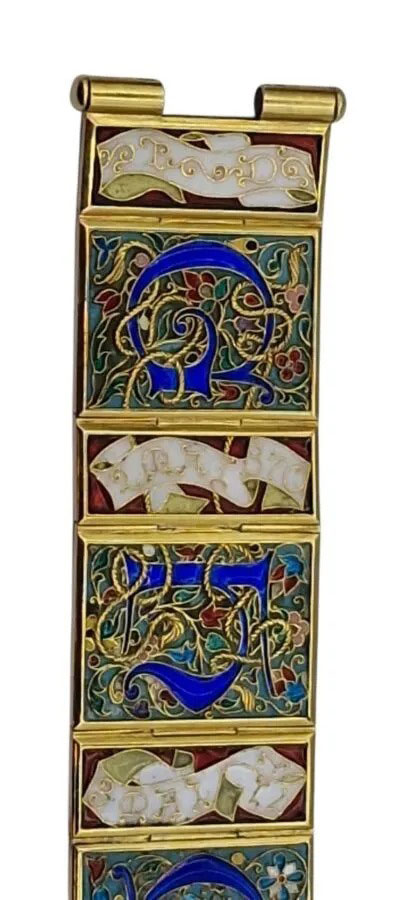 Détail d’une plaque du bracelet Falize, lettrine gothique en émail cloisonné