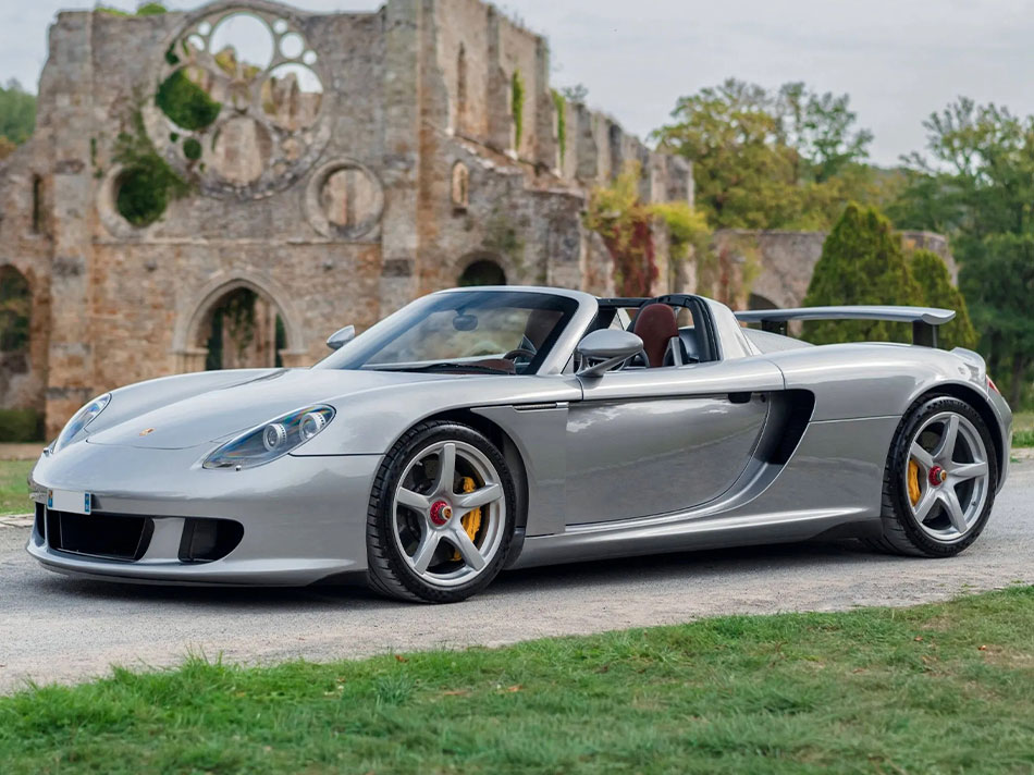 Porsche Carrera GT de 2006 gris Argent Métallique, 7 300 km d'origine, vue de haut, estimée 1,9 à 2,5 millions d'euros, vente Artcurial Automobiles sur les Champs à Paris